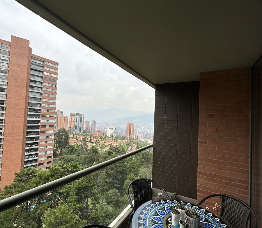 Apartamento en el poblado con una excelente vista