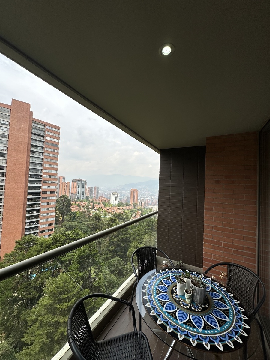 Apartamento en el poblado con una excelente vista