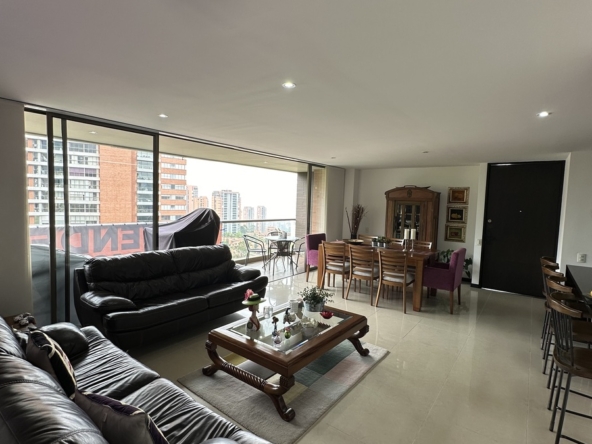 Apartamento en el poblado con una excelente vista