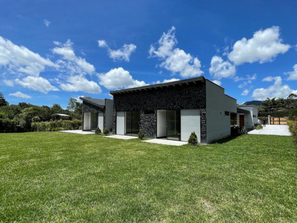 casa campestre en la ceja para estrenar lujosa